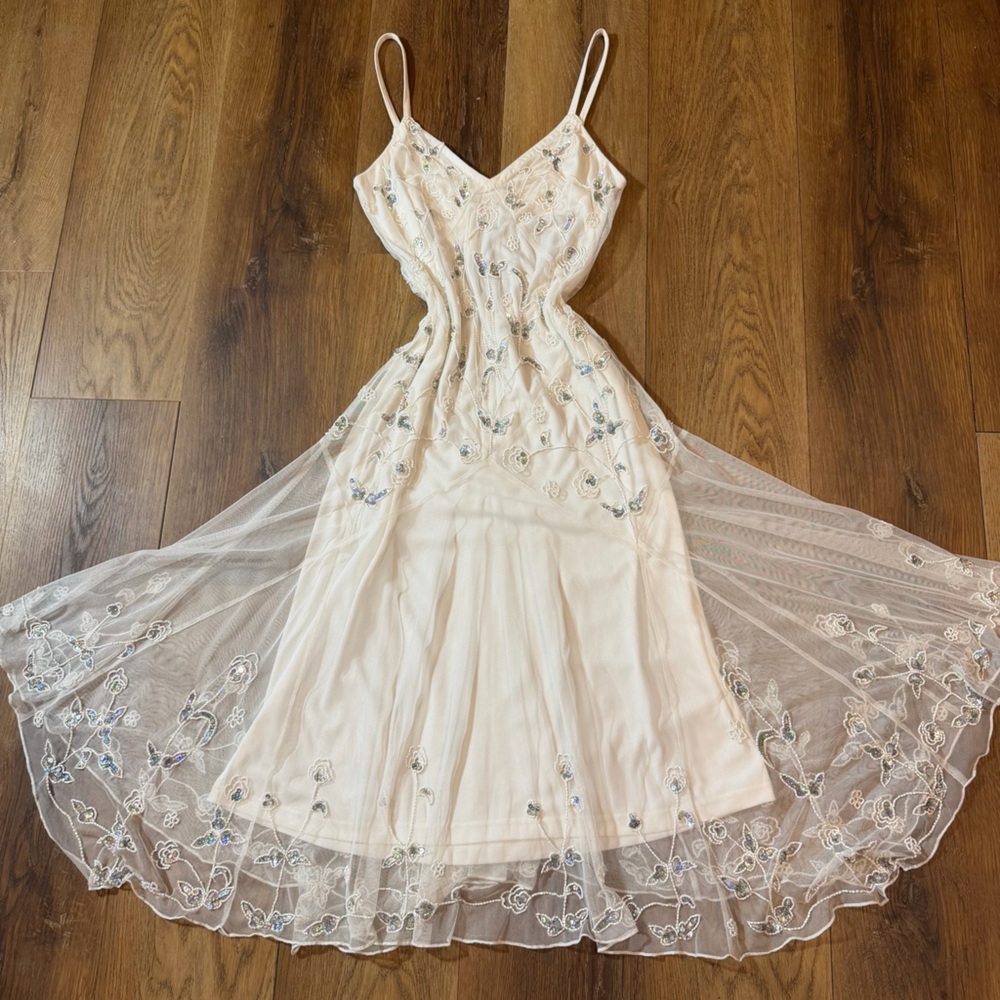 Embellished White Sequin Floral Camisole - Picture 5 of 16